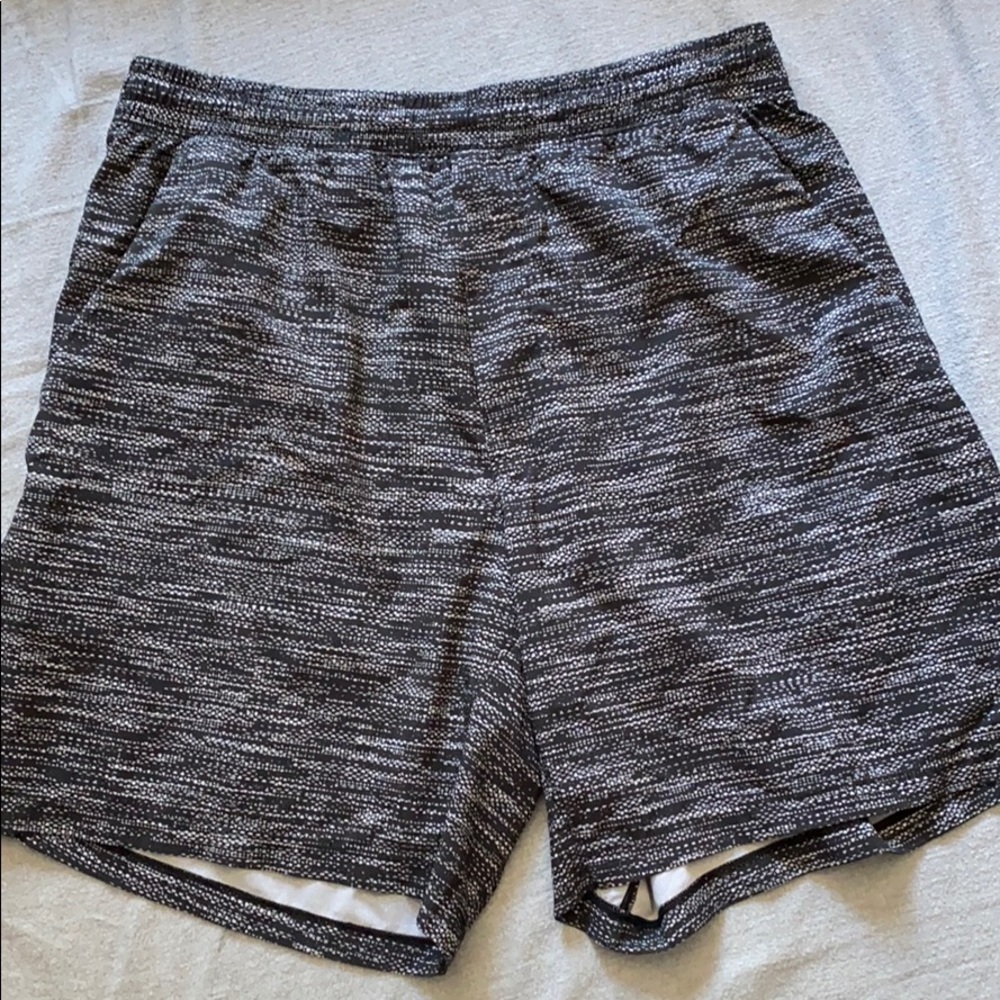 7 inch black and white lululemon athletic shorts